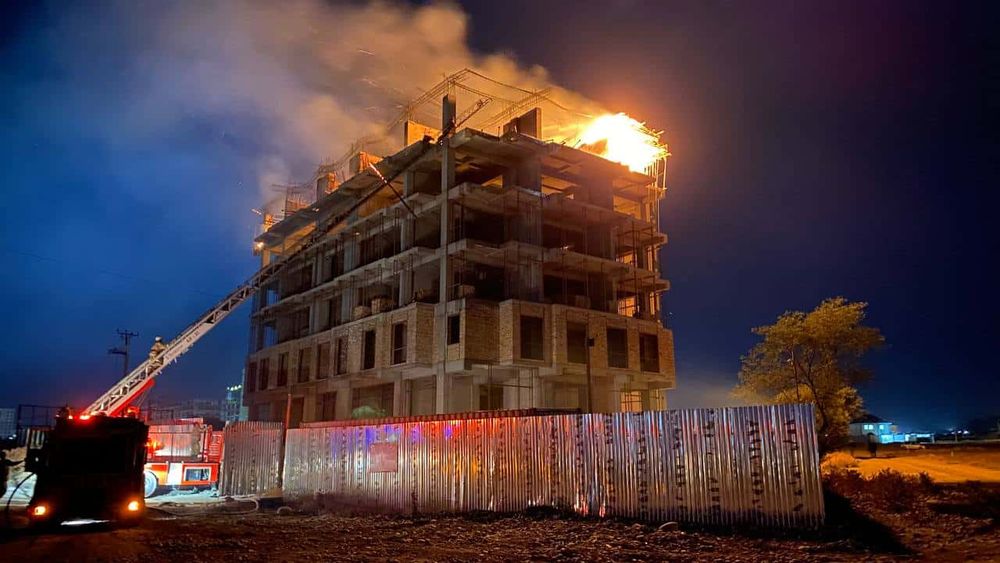 На Южной Магистрали горит строящийся жилой комплекс Rahat Residense стройкомпании «Эмаком». ФОТО, ВИДЕО изображение публикации