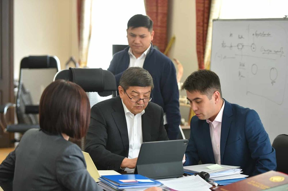 Акылбек Жапаров впервые подписал документы электронной цифровой подписью изображение публикации