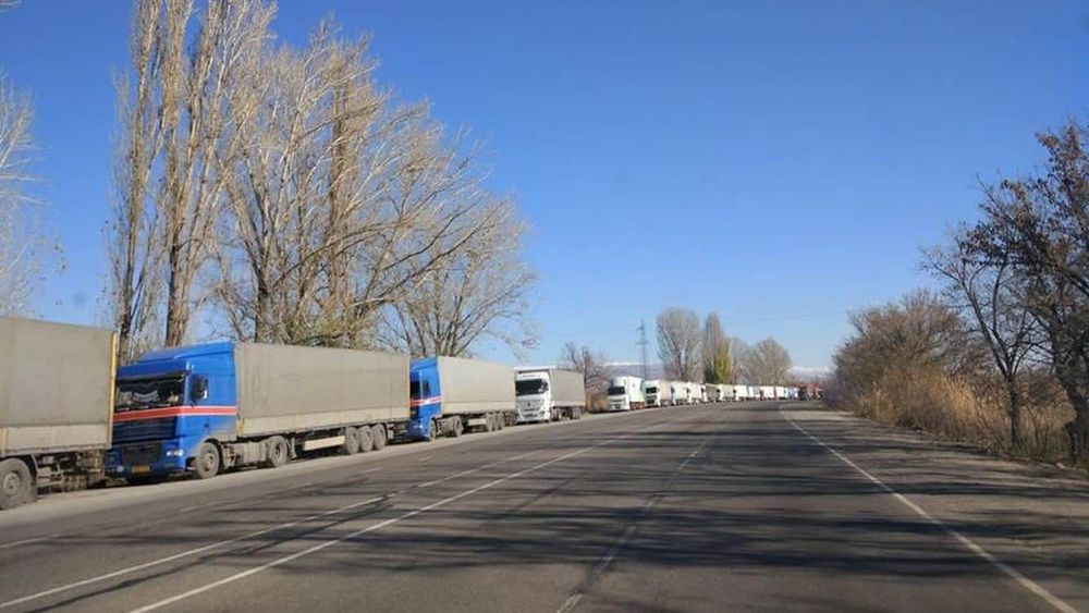 На границе с Казахстаном скопилось 130 грузовиков – 10 загружены сельхозпродукцией изображение публикации