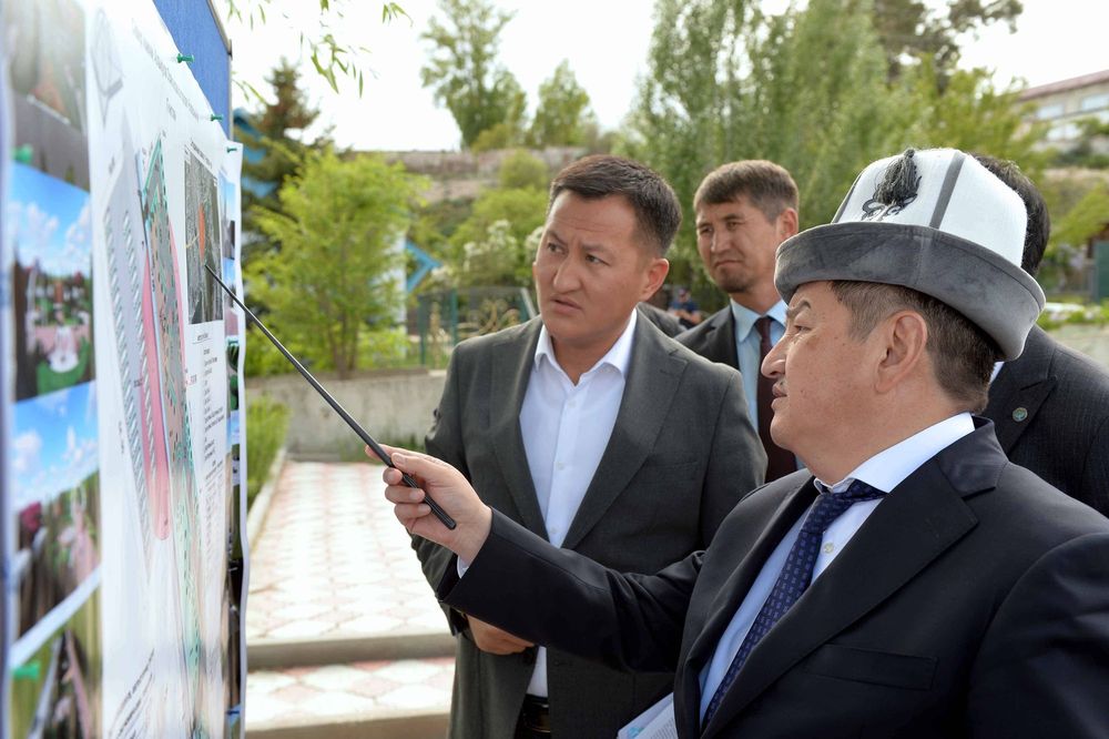 Акылбек Жапаров осмотрел, как на средства доноров ремонтируют систему водоснабжения Чолпон-Аты изображение публикации