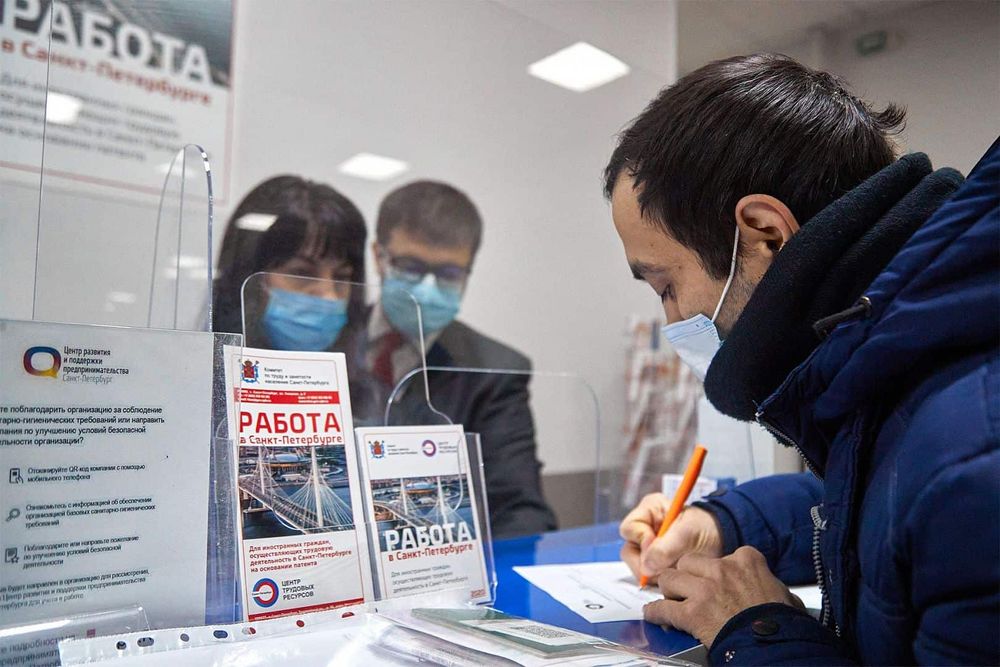 Трудовые мигранты смогут получать консультации более оперативно — USAID передал оборудование для «горячей линии» изображение публикации