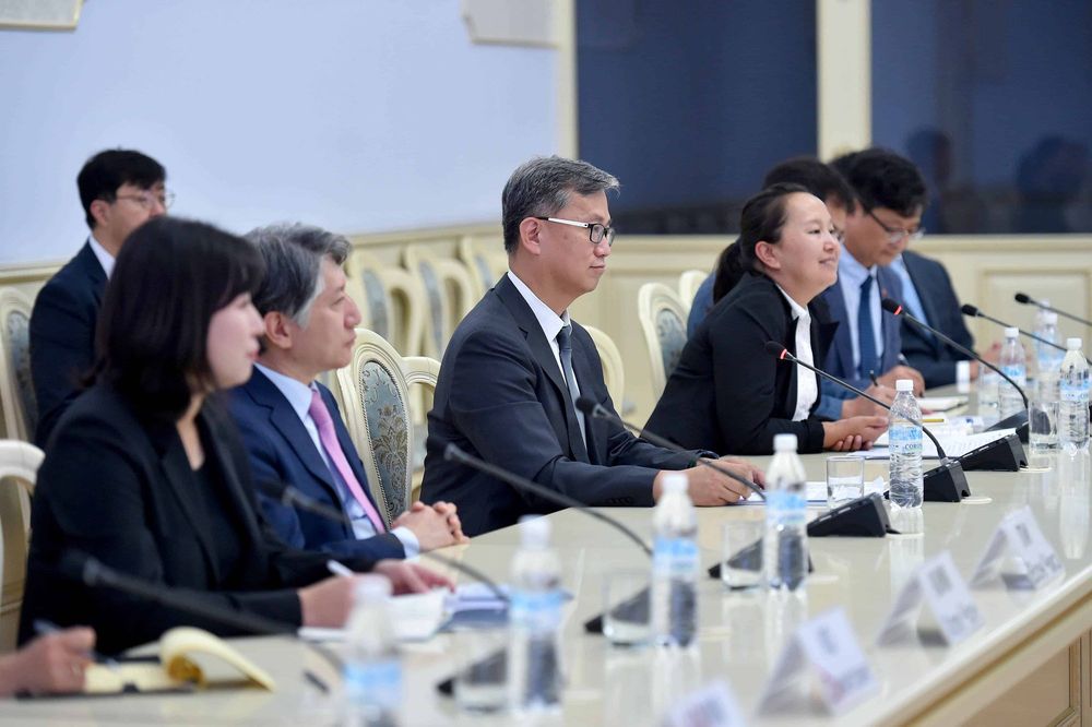 Акылбек Жапаров и вице-президент Korea Telecom обсудили развитие электронной коммерции в КР изображение публикации