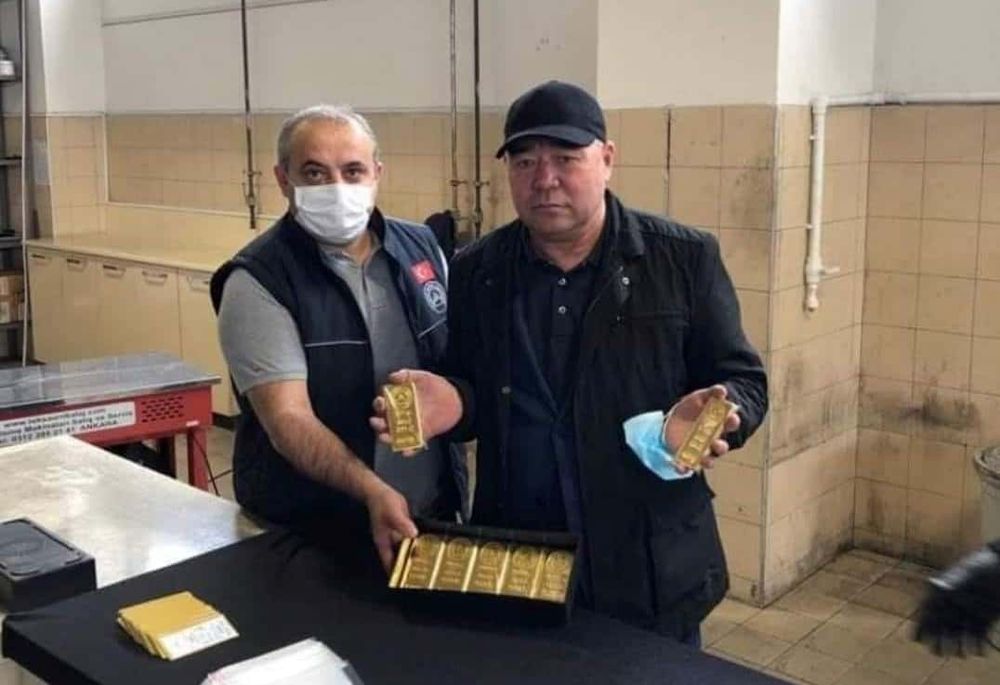 Садыр Жапаров прокомментировал фотографию брата с золотыми слитками изображение публикации
