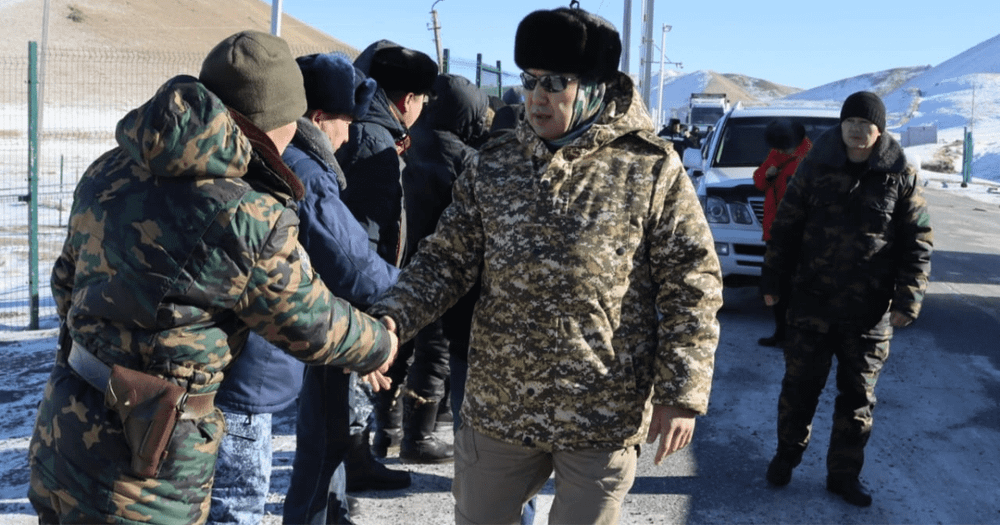 Водители пожаловались на плохие условия на КПП «Торугарт» — там нет даже туалета изображение публикации