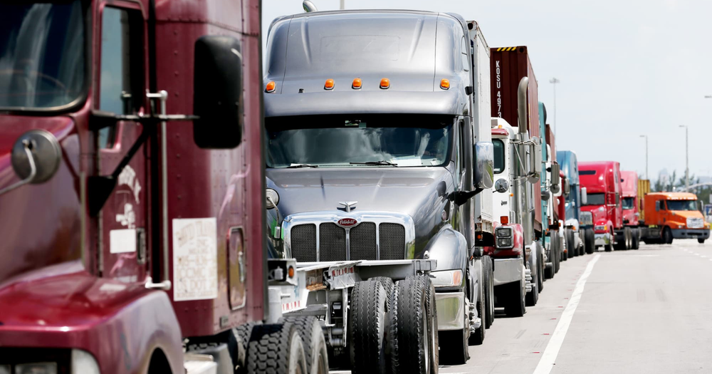 Минтранс запретил грузовикам выезжать на дороги общего пользования в жаркие дни изображение публикации