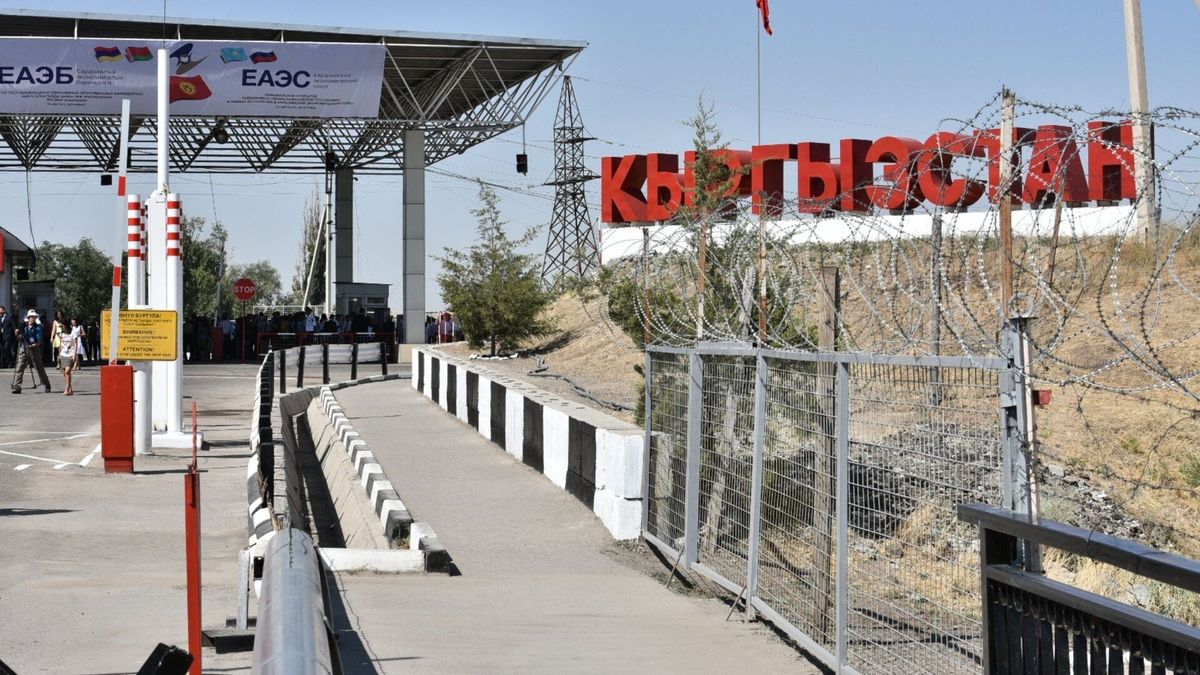 Кыргызстан и Казахстан договорились обеспечить бесперебойную поставку грузов социально-значимого характера