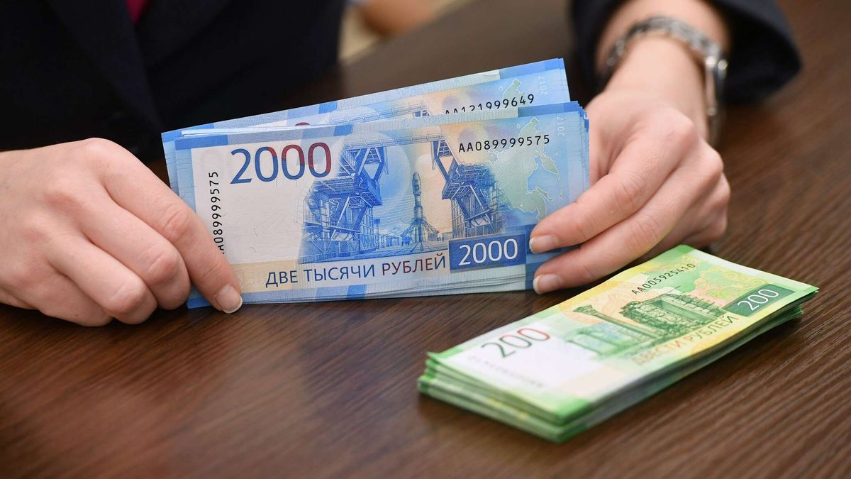 Рубль продолжает укрепляться, подорожал еще на 1% - официальные курсы
