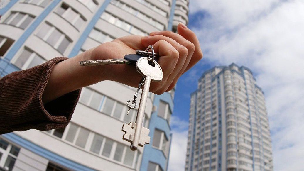Продажа имущества в первый год владения облагается налогом в 10% - объясняет Налоговая служба