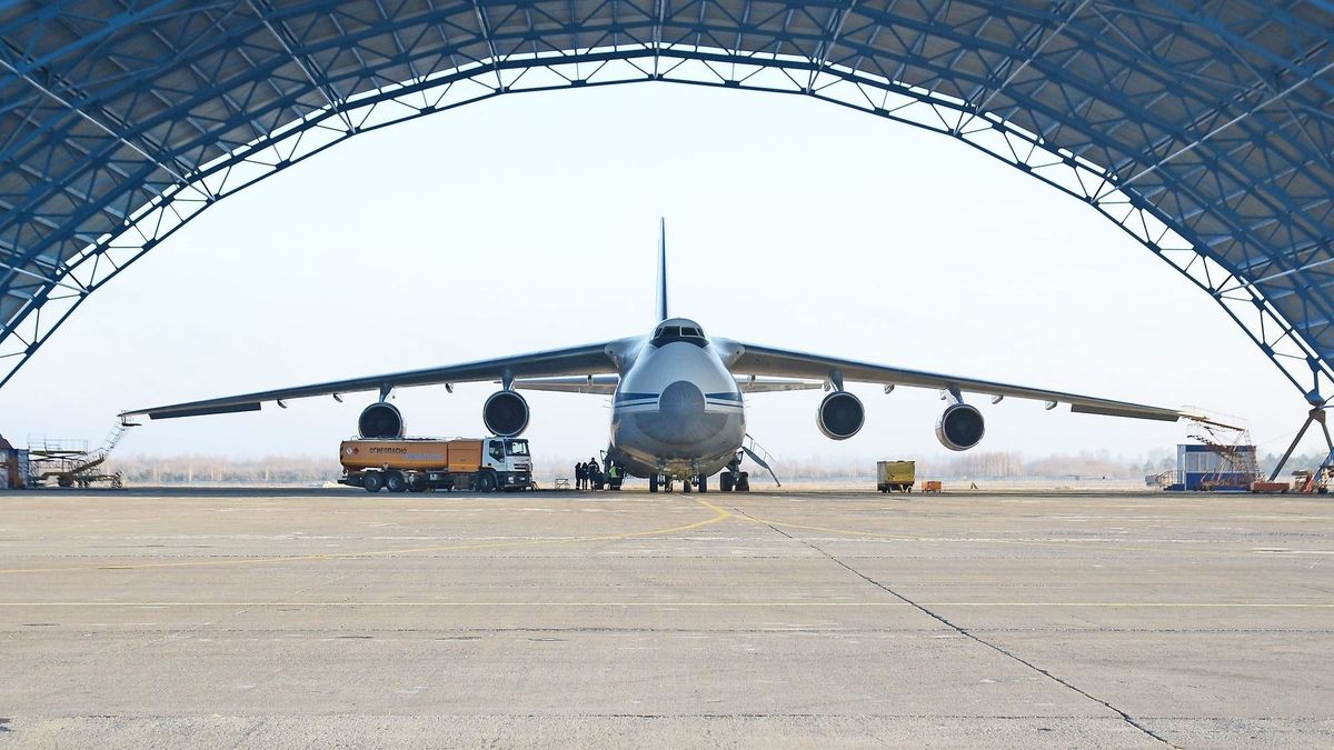 Госагентство авиации заплатит 8.8 млн сомов за доставку 40 тонн грузов в Катар