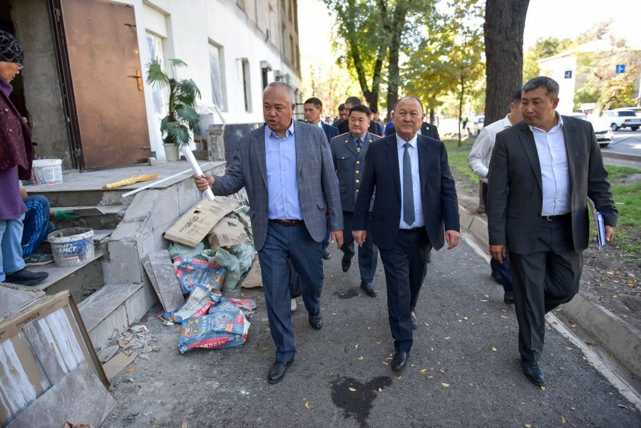 Мэрия Бишкека готова к саммиту глав государств СНГ — под снос пошли рекламные конструкции и остановки (фото)
