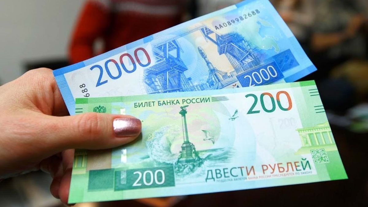 Рубль подорожал на 2.5%, он дороже 0.9 сома - официальные курсы валют