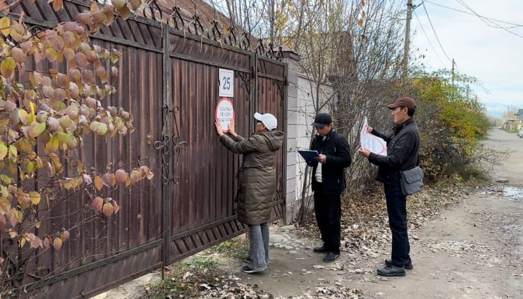 В Бишкеке начали клеймить должников, не оплачивающих вывоз мусора