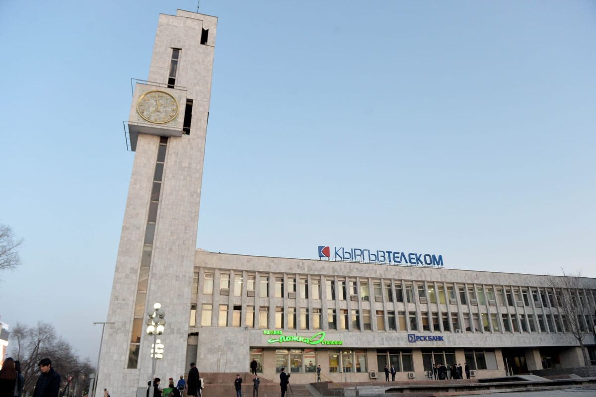 Кыргызтелеком и паб Berlin оштрафовали за лед на тротуаре