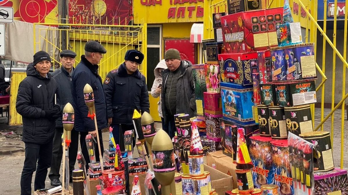 МЧС проверило торговцев пиротехникой на "Дордое" и напомнило о правилах безопасности при ее использовании