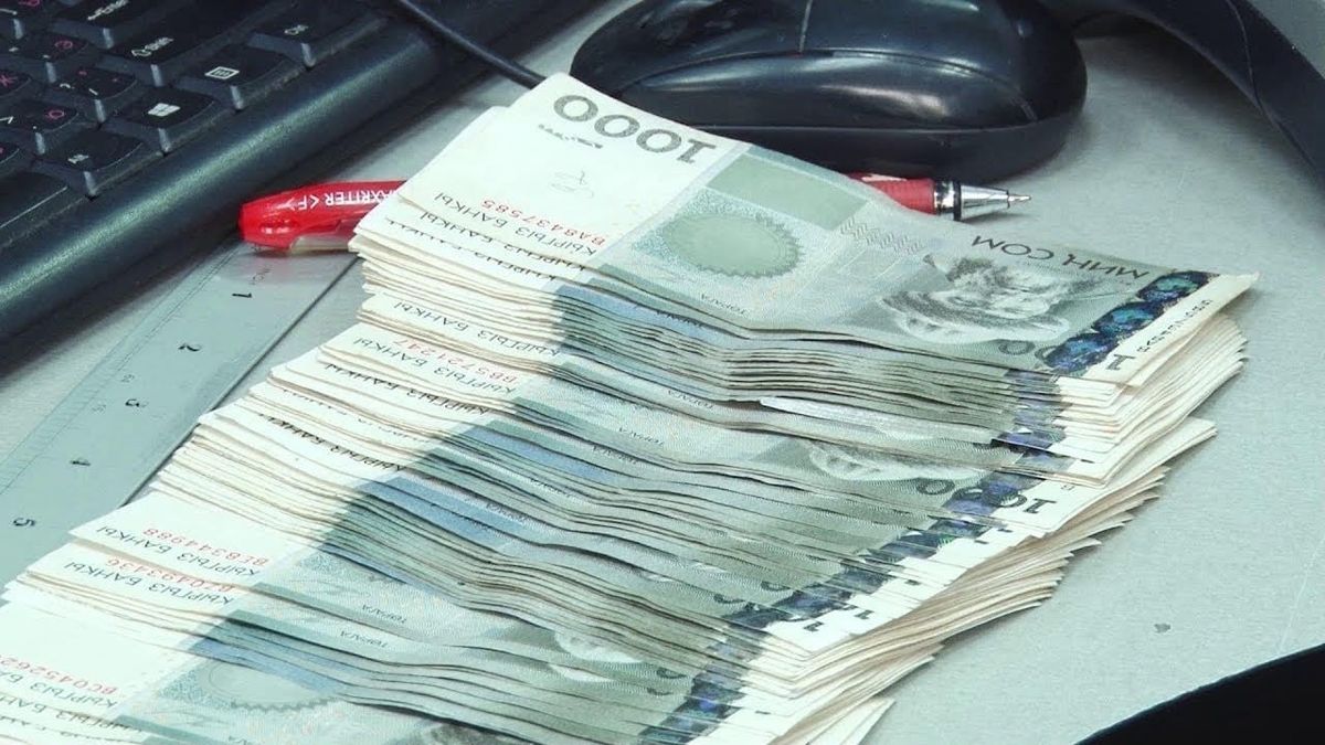 За январь-октябрь зарплата в госуправлении и обороне выросла почти на 49%