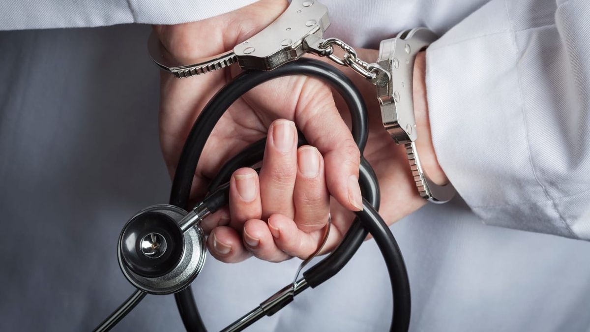 Заведующая ЦСМ в Оше вымогала деньги у пациентов