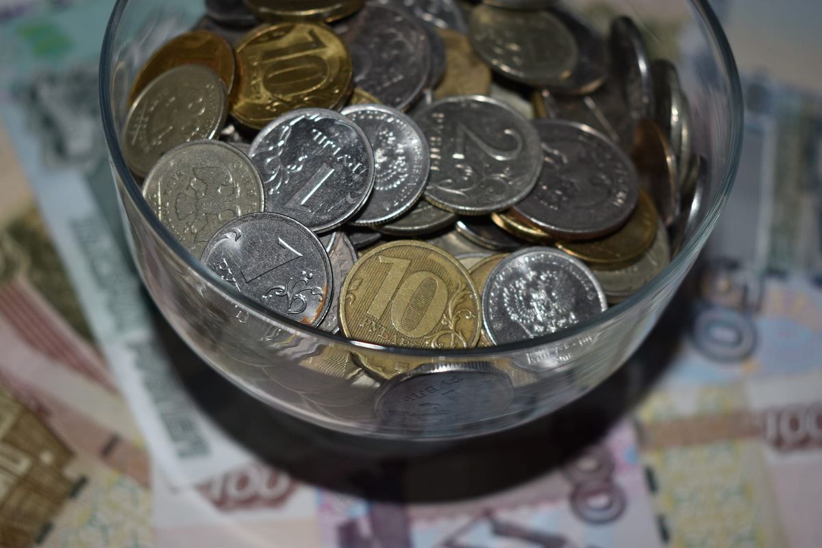 Рубль подешевел на 1.25%, доллар незначительно вырос — официальные курсы НБКР