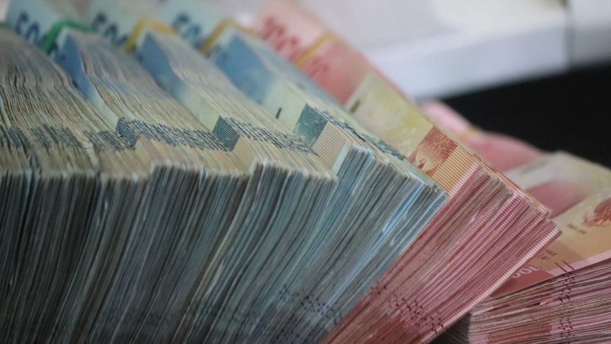 Рубль ослаб, тенге окреп, евро стабилен — официальные курсы валют