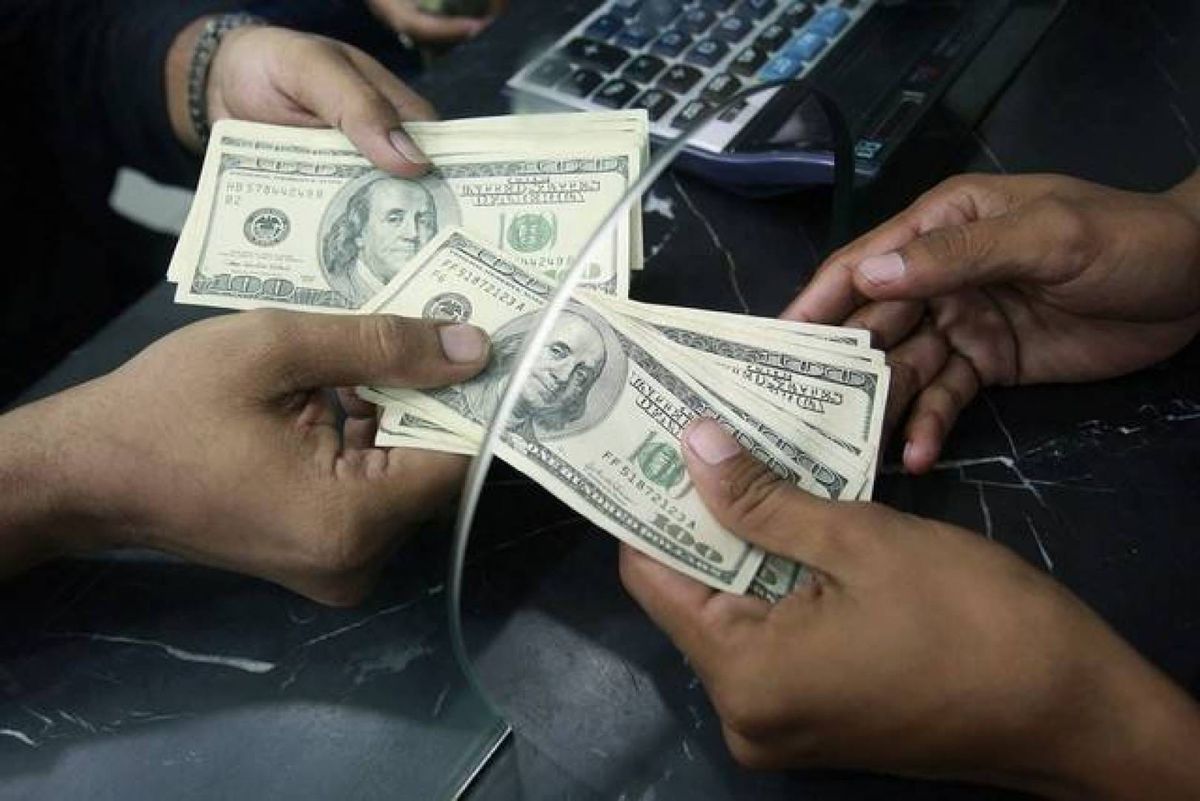 Кыргызстанцы перевели на родину $1.8 млрд