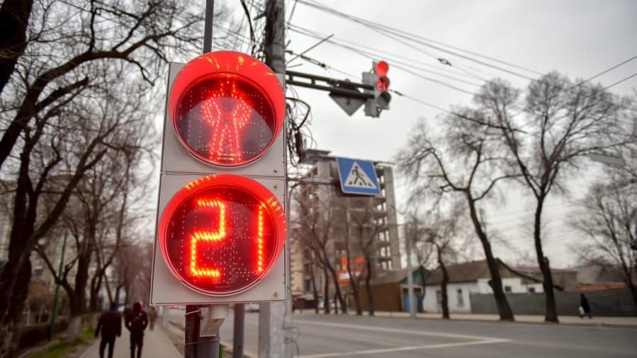 В Бишкеке начали устанавливать "умные" светофоры