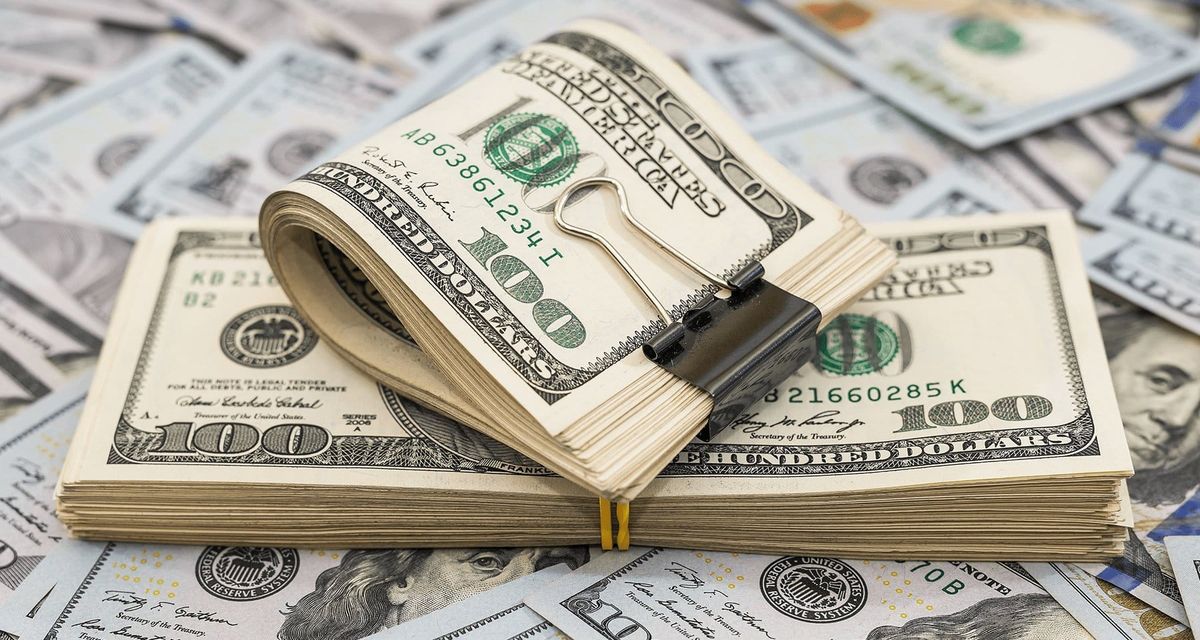 За год Нацбанк не купил ни одного доллара — а продал $655.7 млн