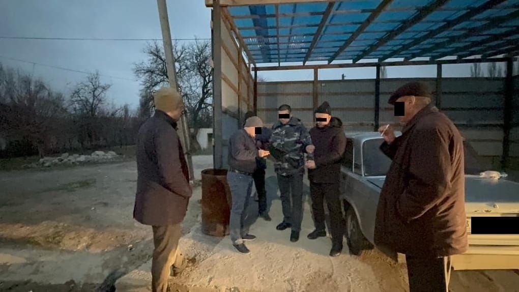 Сотрудники Лейлекского РОВД и Погранслужбы попались на взятке за пропуск контрабанды