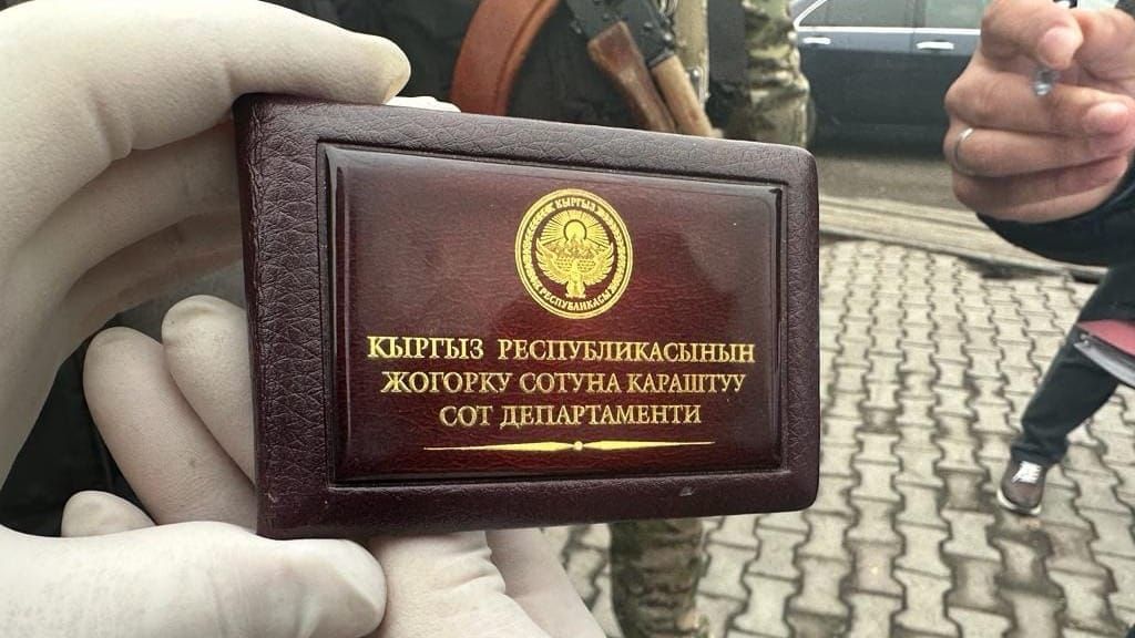 В Оше судисполнитель требовал взятку за снятие ограничений на пересечение госграницы
