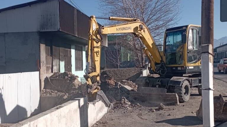 В Баткенской области снесено 30 незаконных построек