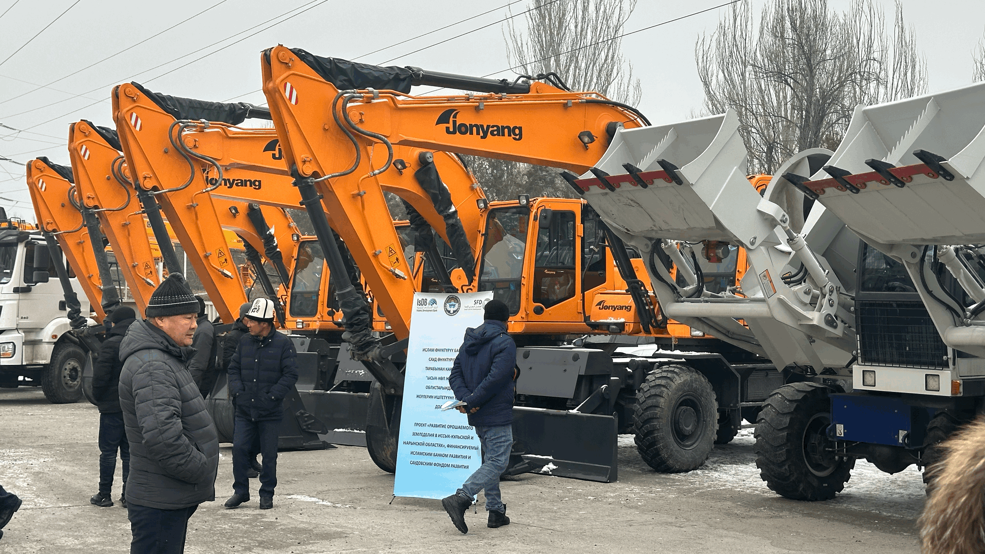 Нарынской и Иссык-Кульской областям вручили спецтехнику на 87 млн сомов