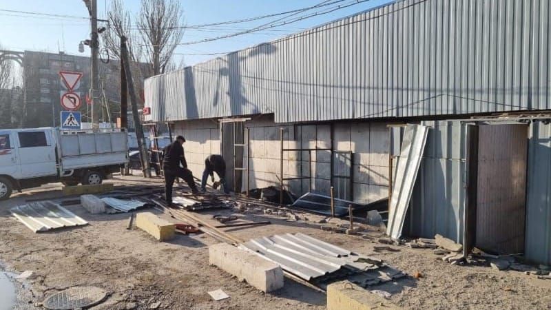 В Бишкеке сносят кафе, столовую и навесы у рынка «Мадина»
