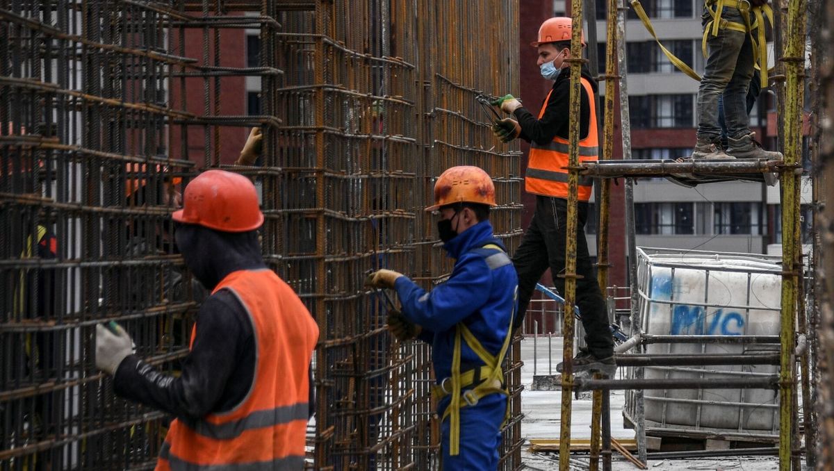 Кыргызстанцам за рубежом вернули невыплаченную зарплату на 345.6 тысячи сомов