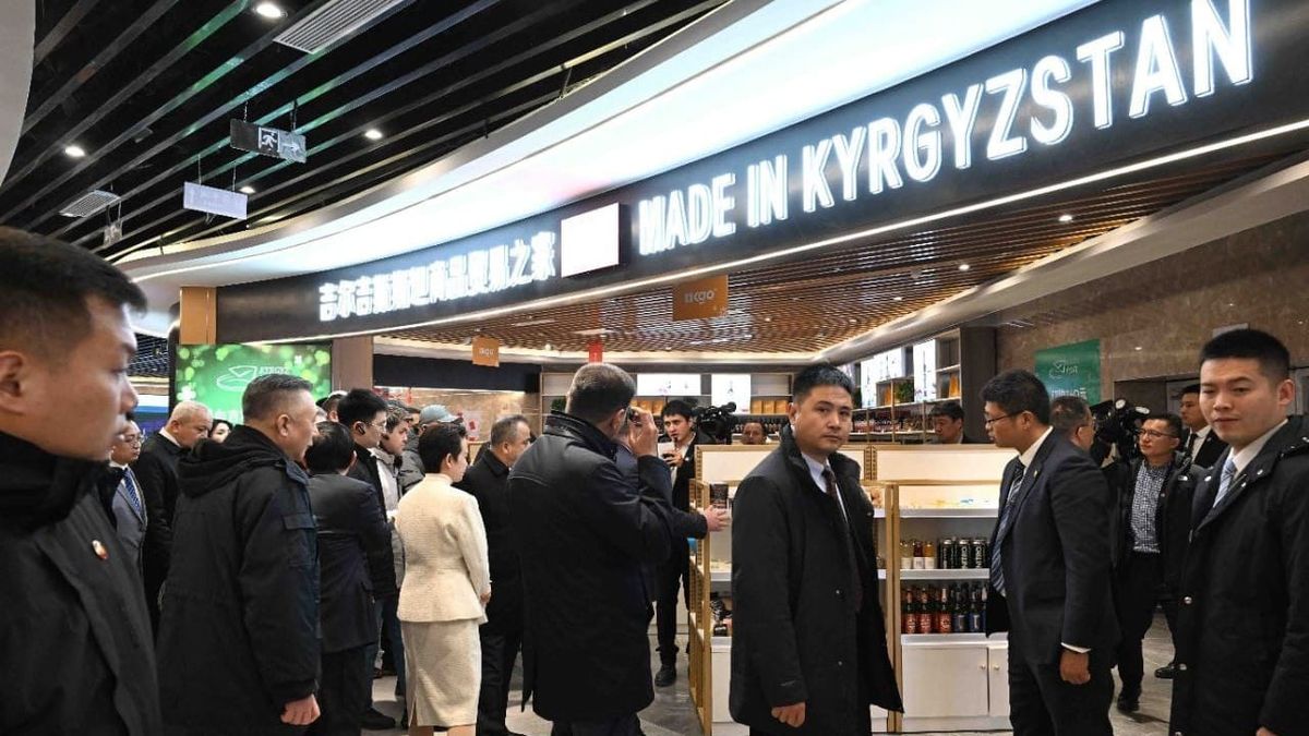 В СЭЗ «Кашгар» работает национальный павильон КР – какие товары там представлены?
