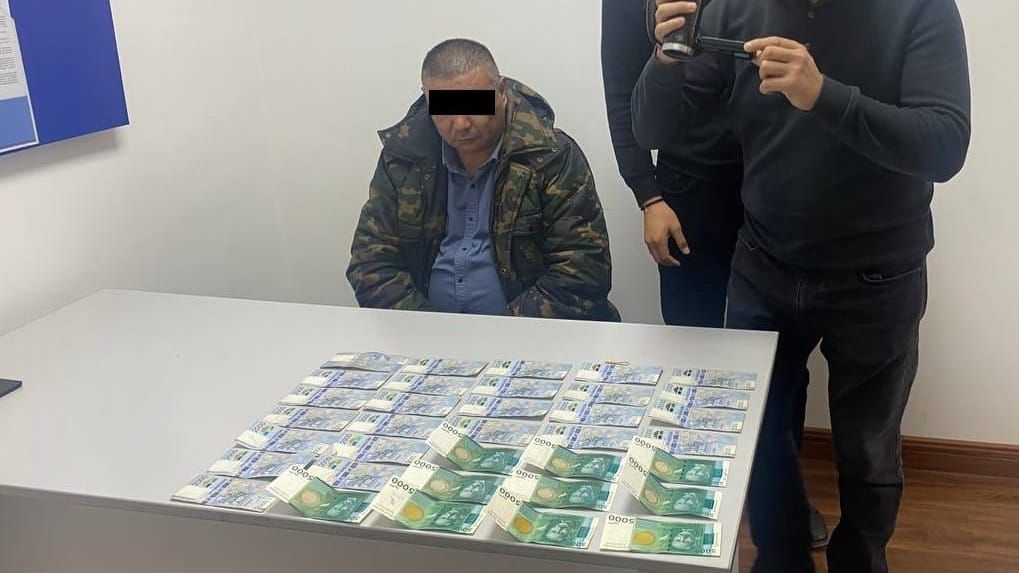 В Нарыне глава айылного аймака попался на взятке в 100 тысяч сомов сотруднику ГКНБ