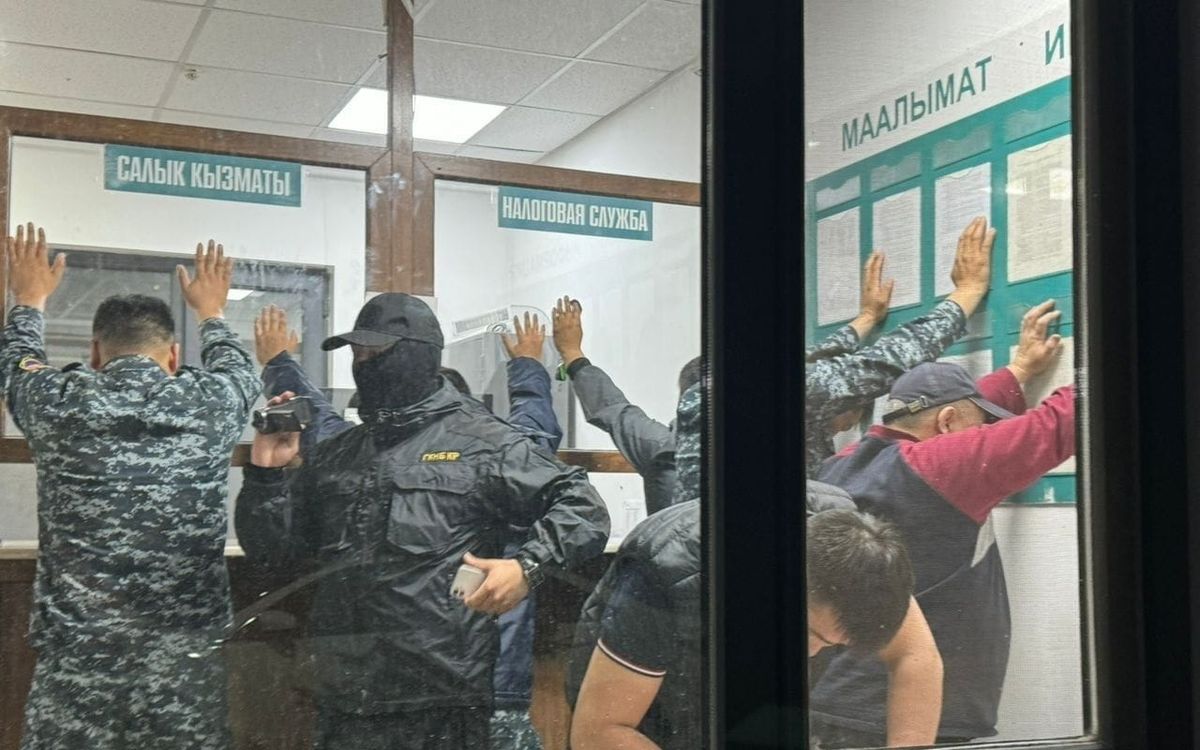 ГКНБ задержал налоговиков за вымогательства на КПП «Ак-Тилек»