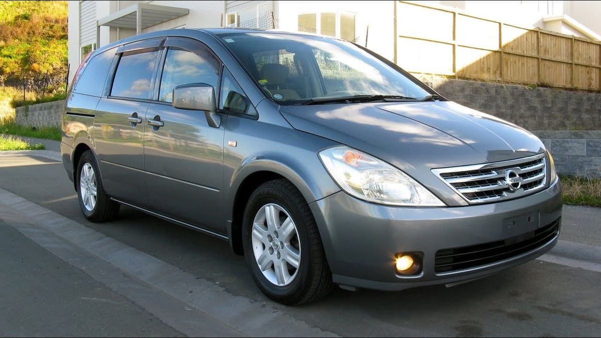На складе «Аламедин-1» стоит бесхозный Nissan Presage – таможня ищет его владельца