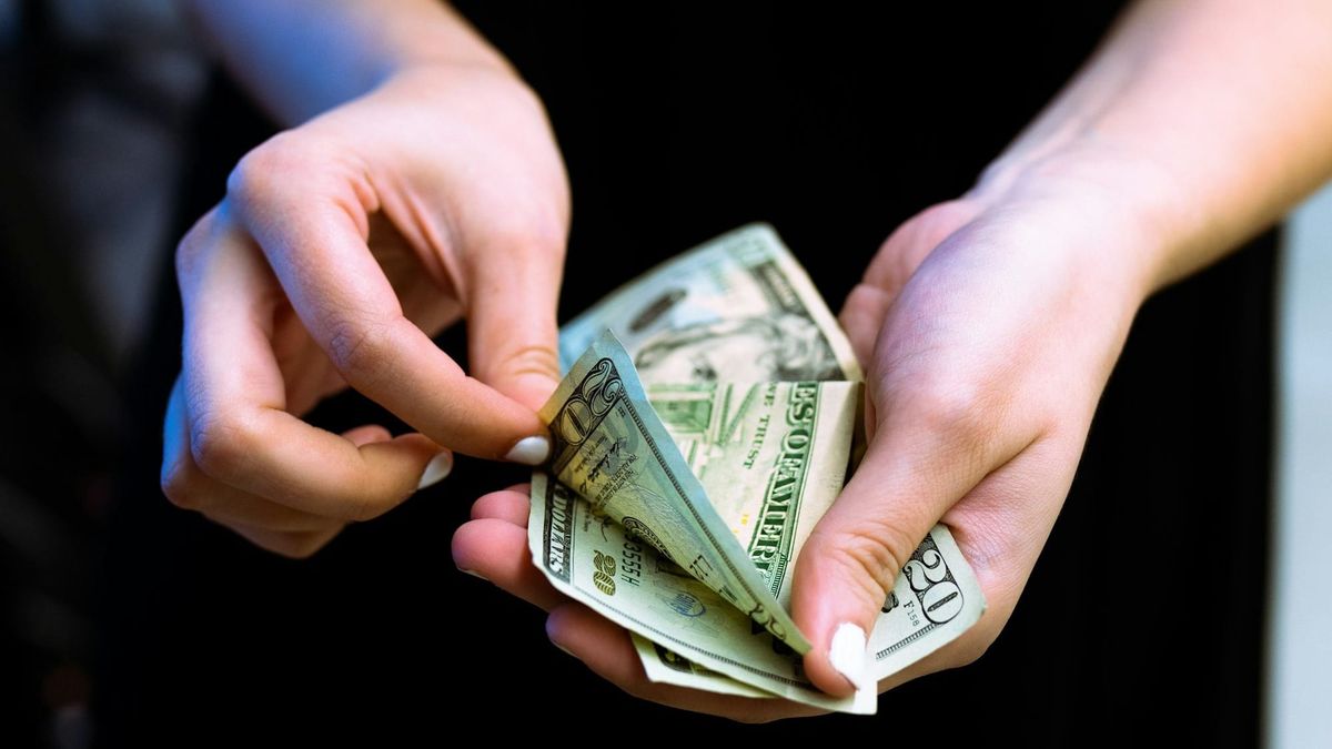Нацбанк КР приостановил действие лицензии обменки в Бишкеке