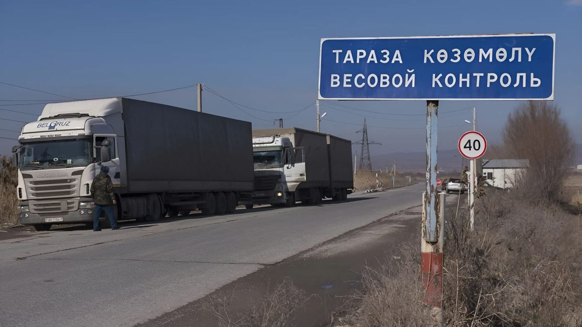 За систематические вымогательства у водителей грузовиков задержаны сотрудники весогабаритного контроля