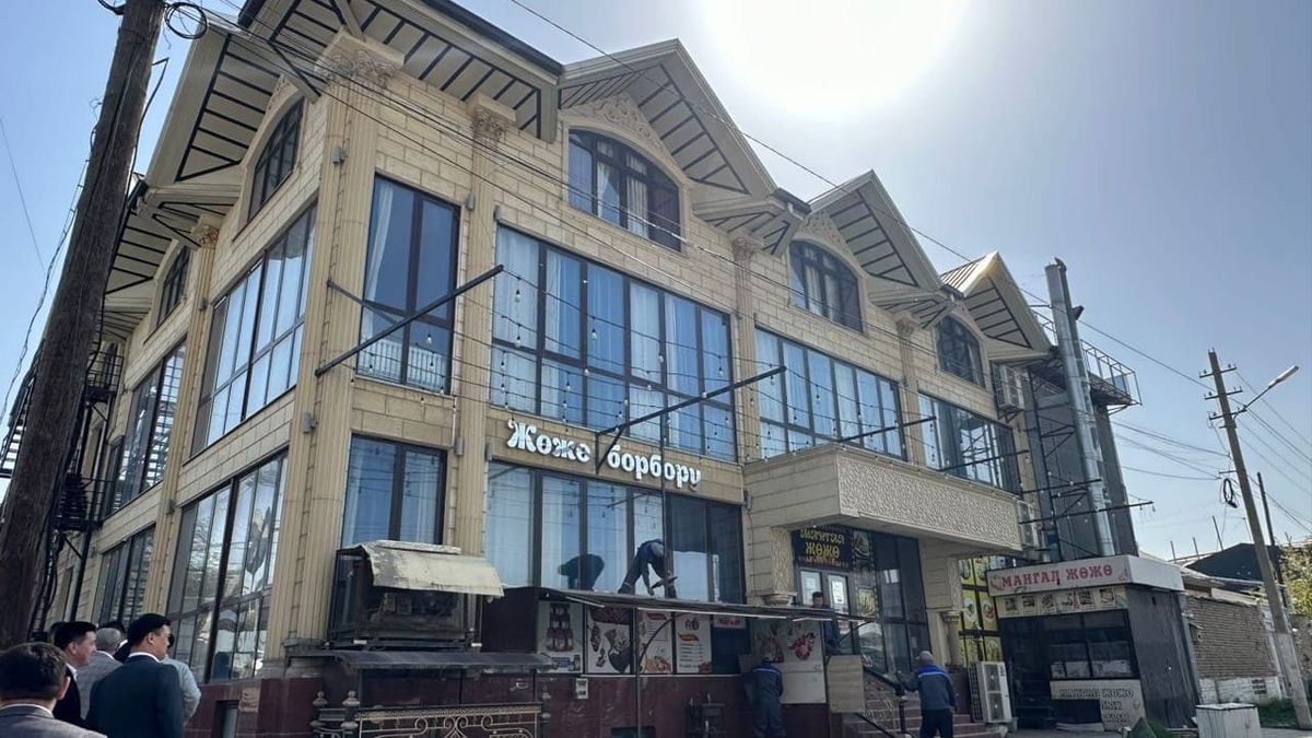В Оше снесли кафе «Манас Ата»