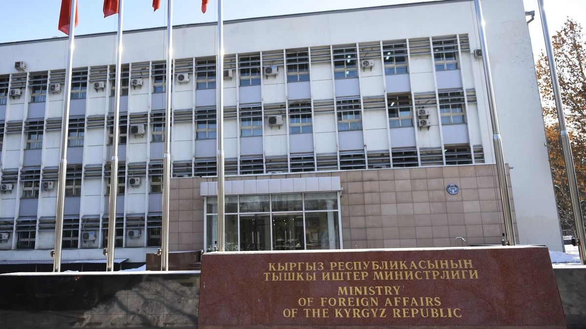 Бывший посол КР в Пакистане ущемлял сотрудников и выдавал СМИ закрытую информацию