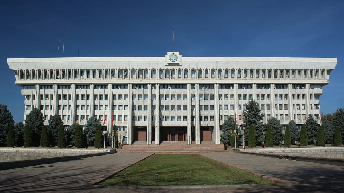 Комитет ЖК одобрил установление новогодних и майских каникул в КР
