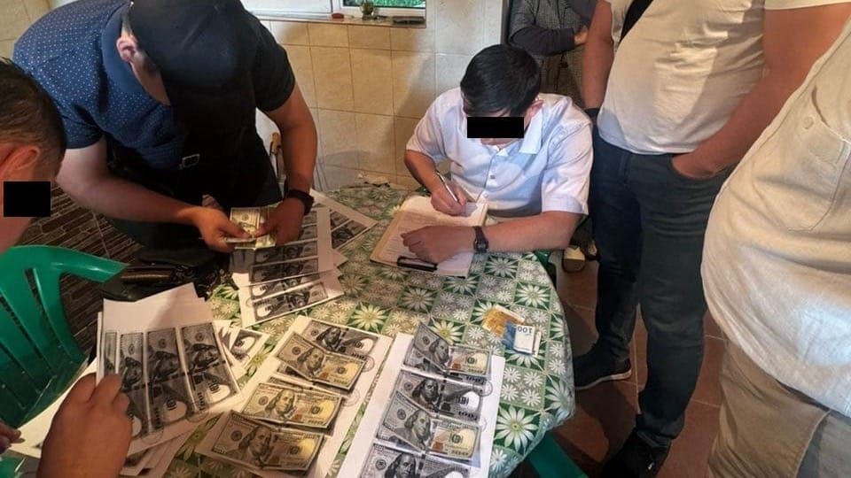 «Вымогали $10 тысяч у подсудимого». В ГКНБ рассказали подробности задержания судей Чуйского облсуда