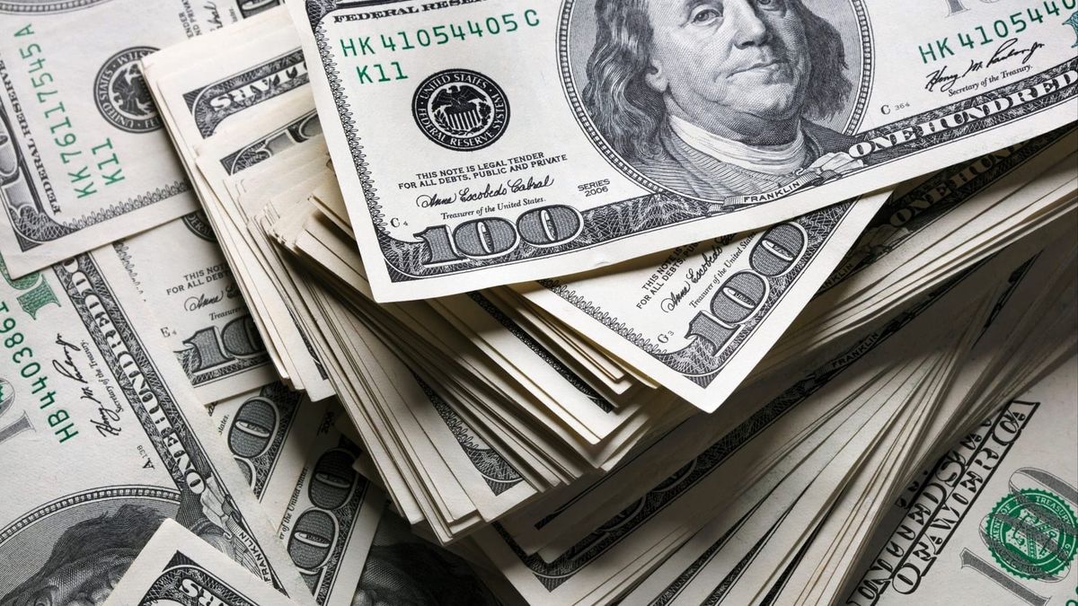 Гражданин Китая пытался вывезти наличными $350 тысяч из КР