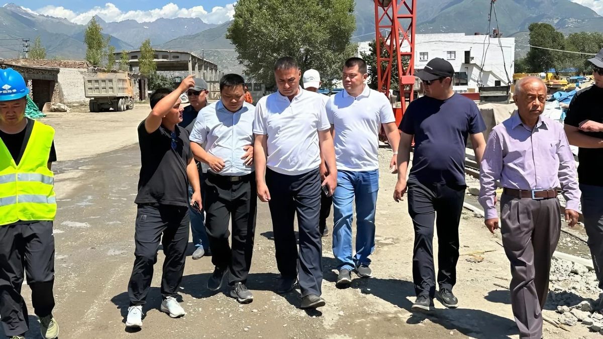 И.о. главы Минтранса поручил закончить ремонт дороги на Иссык-Куле за два года вместо трех