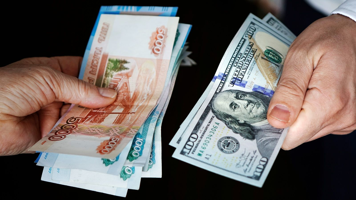 Доллар пошел на снижение, рубль и тенге укрепляются — курс НБ КР на 28 августа