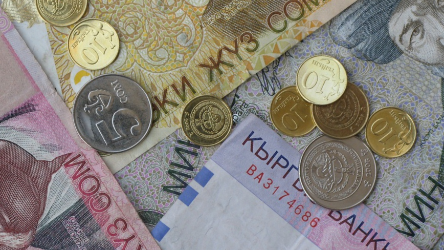 Сом укрепился к основным валютам — курс НБ КР на выходные