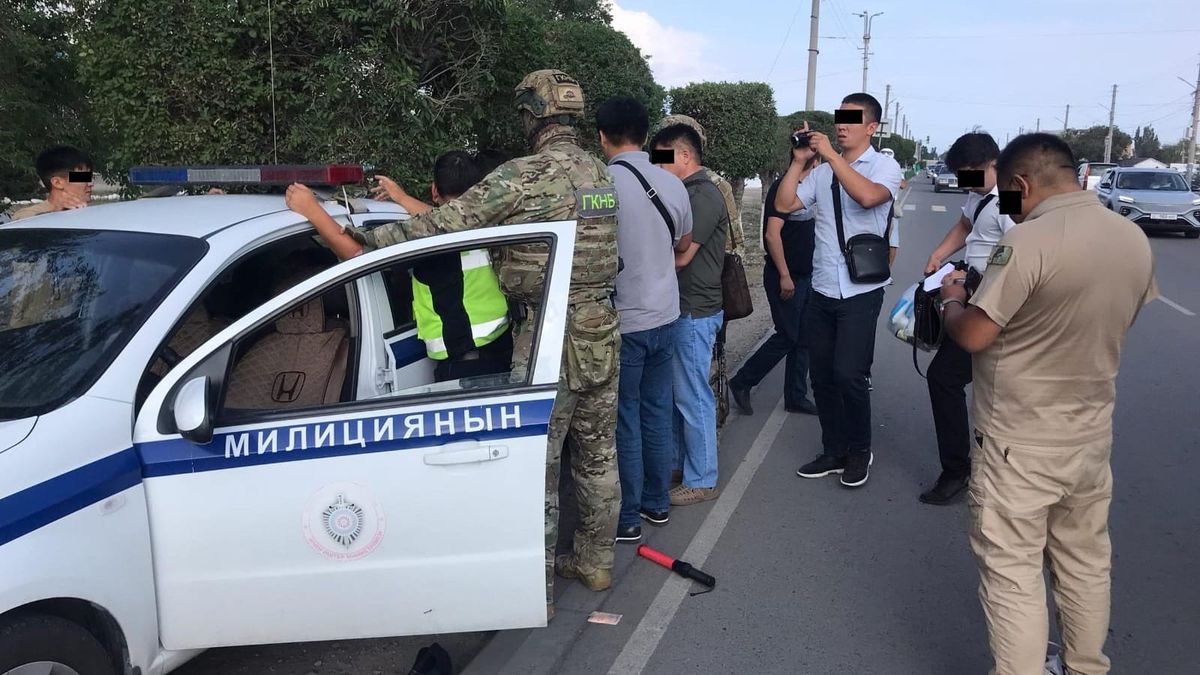 В Балыкчы задержали сотрудников ГУОБДД за взятки в разгар турсезона