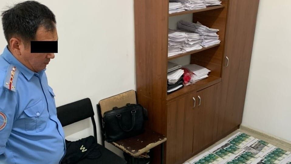 ГКНБ задержал следователя УВД Бишкека за вымогательство взятки