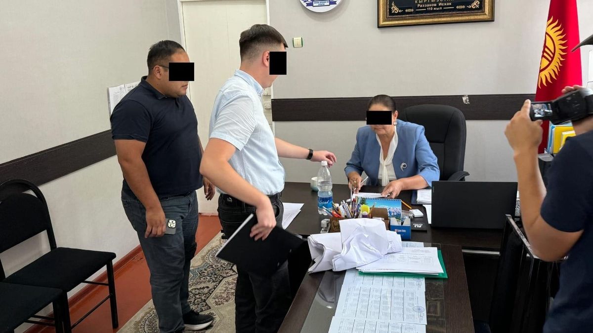 В Оше директор лицея вымогала деньги за зачисление ученика – ее задержали