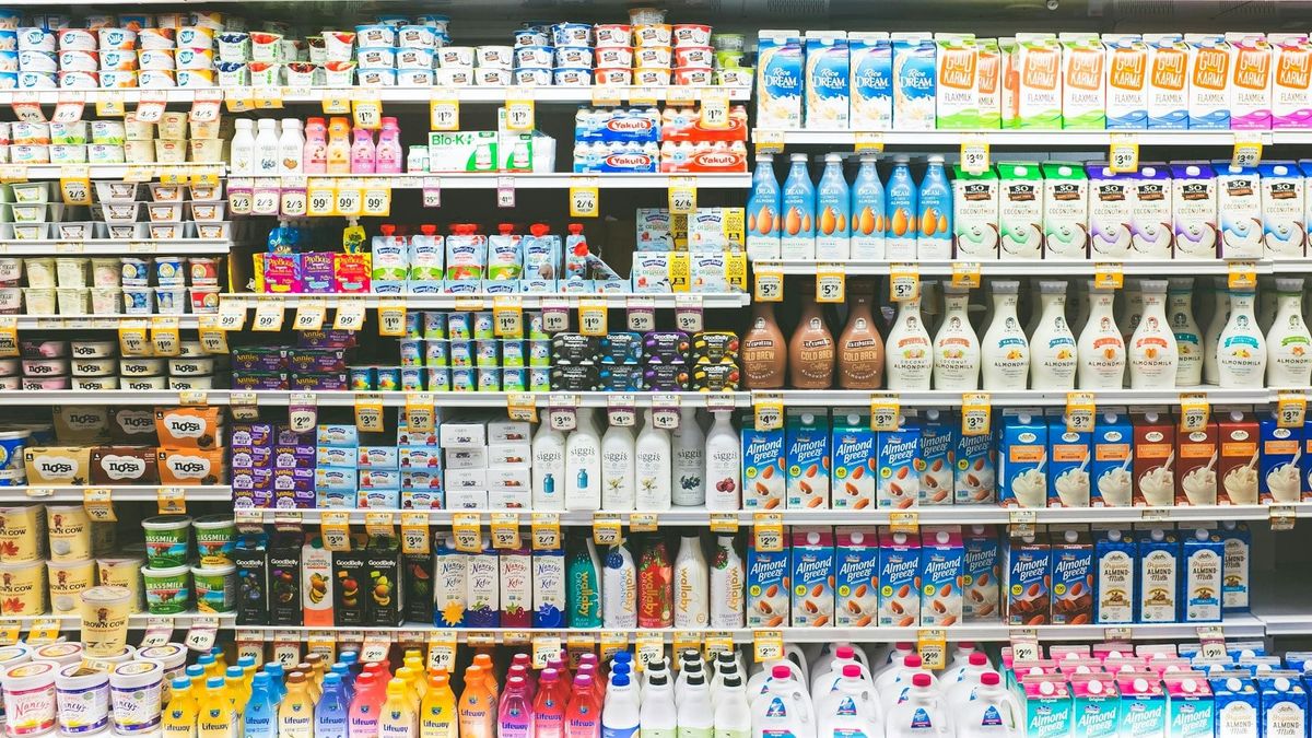 В КР намерены ввести обязательное разделение молочных продуктов в магазинах