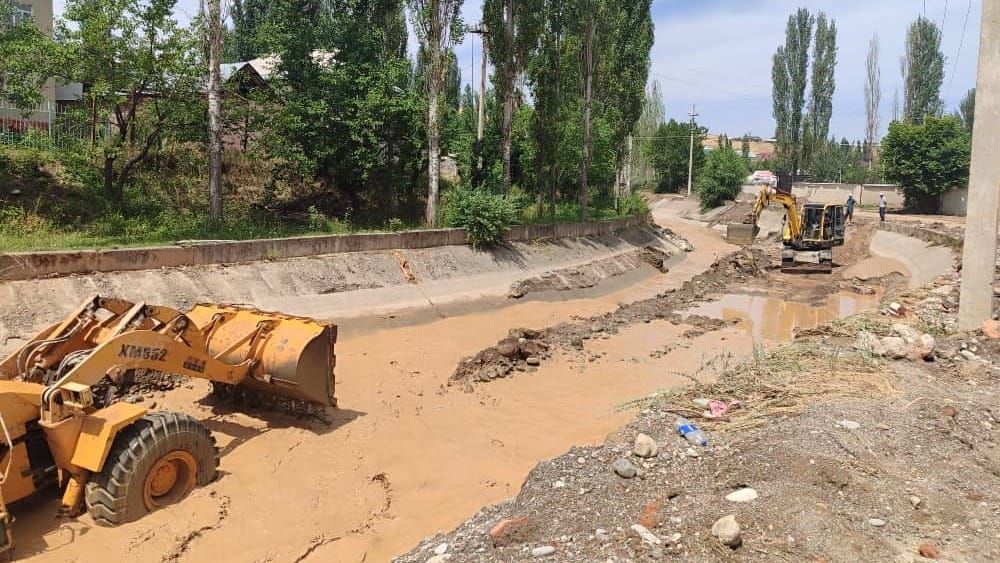 На Иссык-Куле после селевых потоков песком засыпало 10.6 км каналов – более 76% уже расчищено